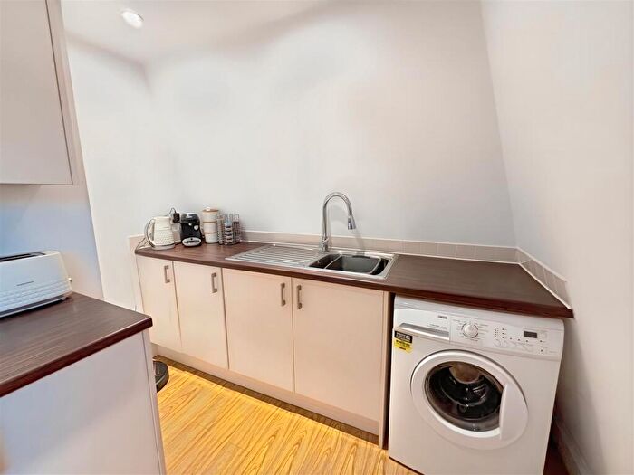 2 Bedroom Flat For Sale In Rayleigh Road, Hutton, Brentwood, CM13