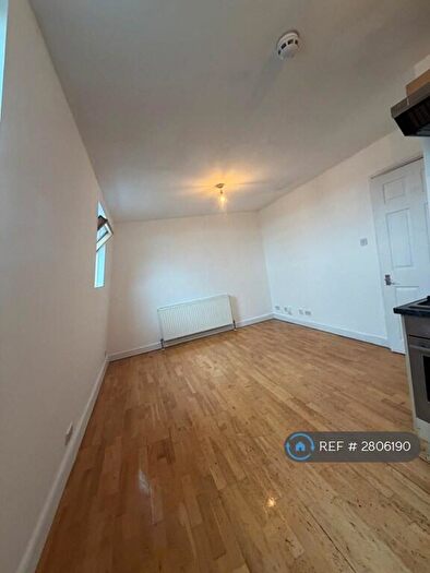 2 Bedroom Flat To Rent In Hackney Road, London, E2