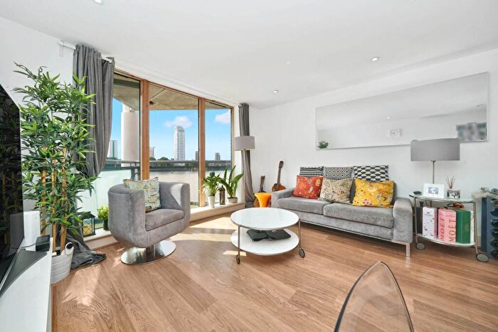 2 Bedroom Flat To Rent In Crews Street, Canary Wharf, London, E14