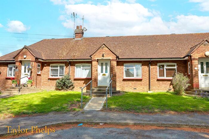 1 Bedroom Bungalow For Sale In Grantham Gardens, Ware - Bungalow Available Chain Free, SG12