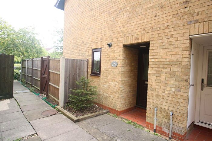 2 Bedroom Property For Sale In Studley Knapp, Walnut Tree, Milton Keynes, MK7