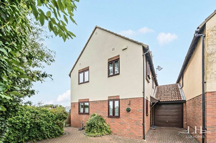 4 Bedroom Detached House For Sale In Elm Park Avenue, Hornchurch, RM12