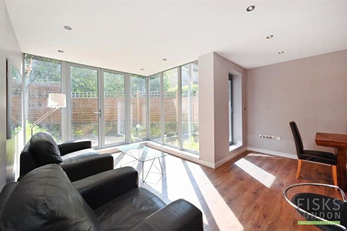 3 Bedroom Flat To Rent In Alpha Grove, South Quay., E14