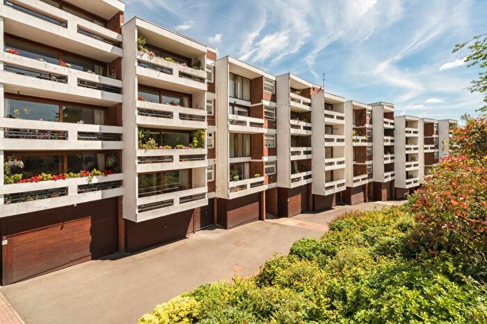2 Bedroom Flat For Sale In Southwood Park, Highgate, N6
