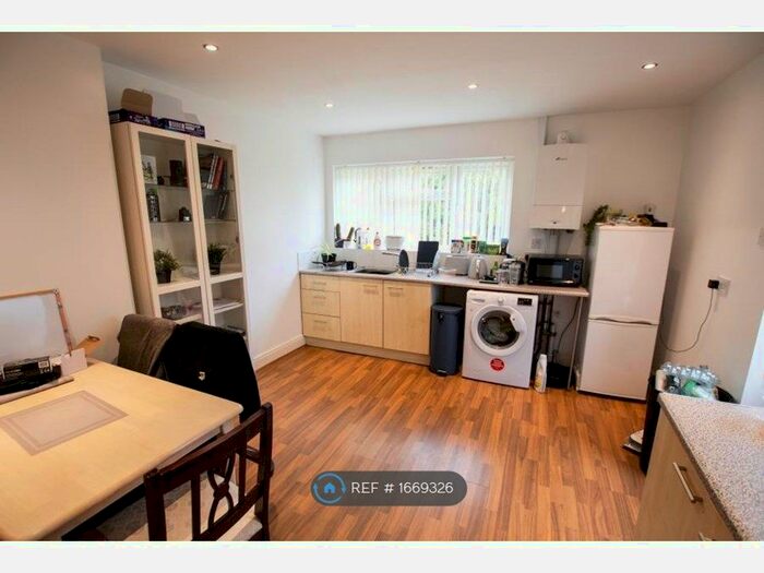 3 Bedroom Semi-Detached House To Rent In Reservoir Road, Selly Oak, Birmingham, B29