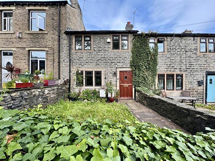 2 Bedroom Cottage For Sale In Roger Lane, Newsome, Huddersfield, HD4