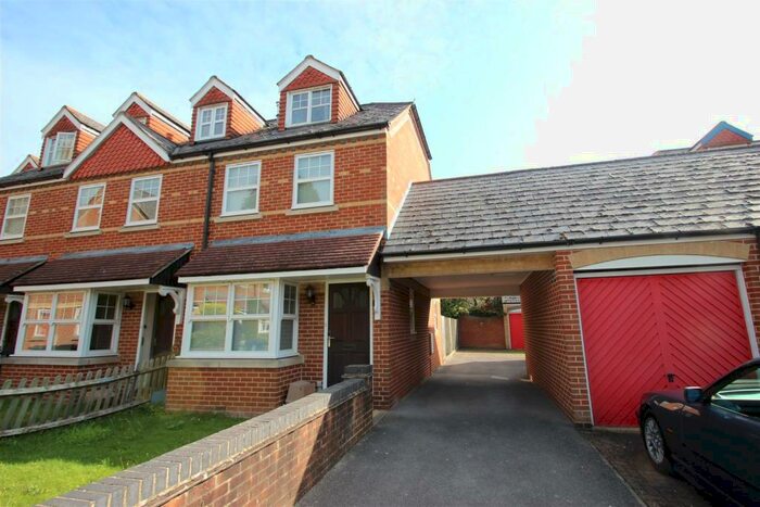 4 Bedroom House To Rent In Hodges Court, OX1