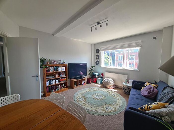 3 Bedroom Flat To Rent In Brixton Village, Brixton, SW9