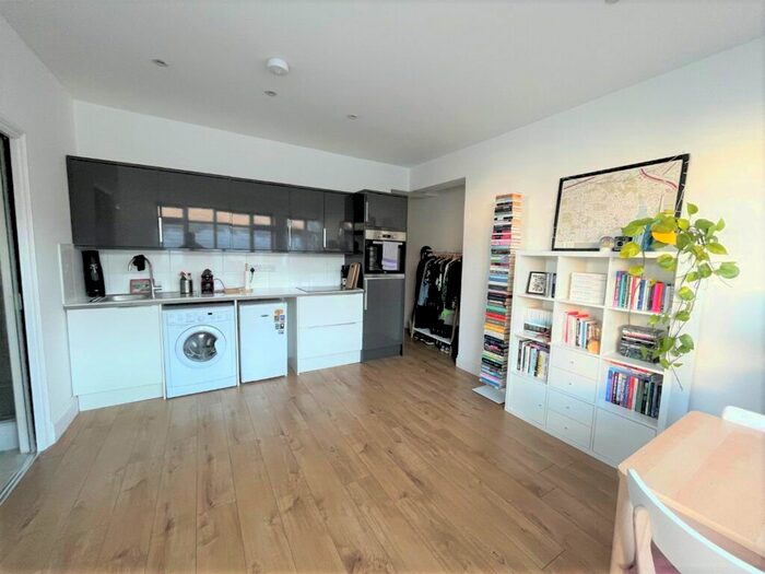 Studio To Rent In Vale Road, London, N4