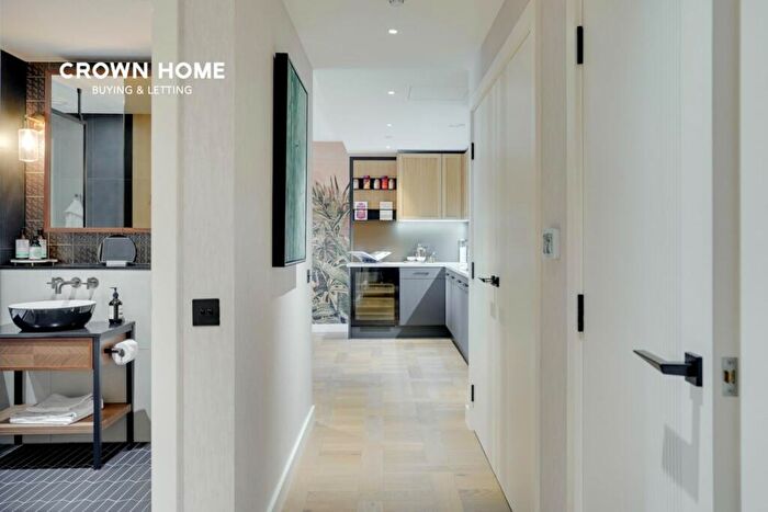 1 Bedroom Apartment For Sale In Saffron Gardens, London Dock, Vaughan Way, London, E1W