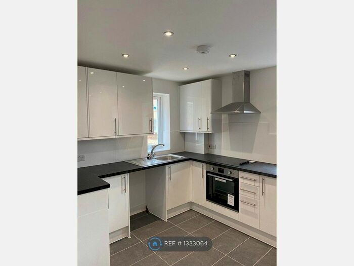 2 Bedroom Flat To Rent In West Road, Westcliff-On-Sea SS0