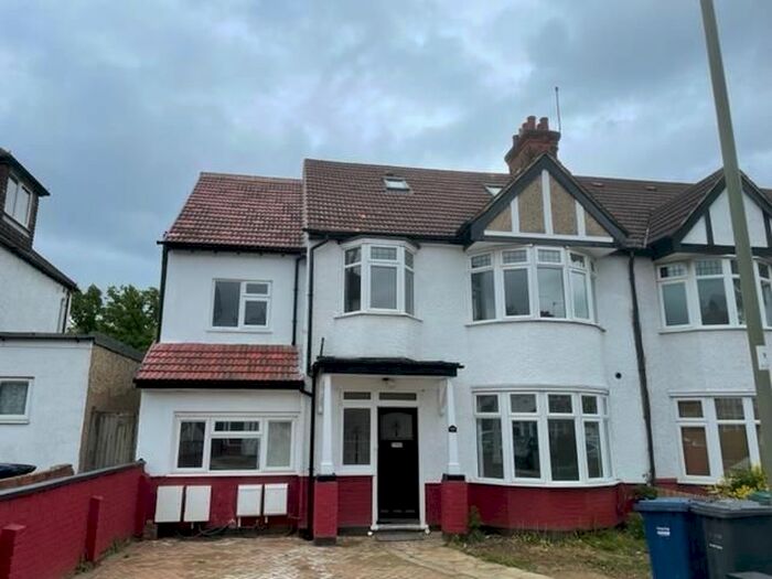 3 Bedroom Flat To Rent In Fairfield Crescent, Edgware, HA8