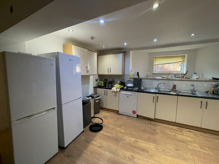 8 Bedroom End Of Terrace House To Rent In Estcourt Terrace, Leeds, West Yorkshire, LS6
