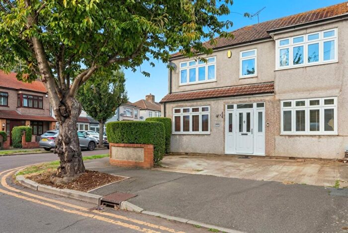 4 Bedroom Semi-Detached House For Sale In Castle Avenue, Rainham, RM13