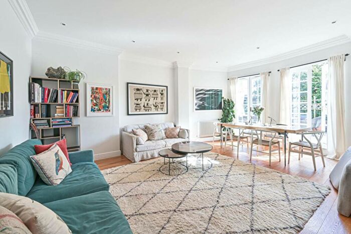 3 Bedroom Flat To Rent In Eton Avenue, Belsize Park, London, NW3