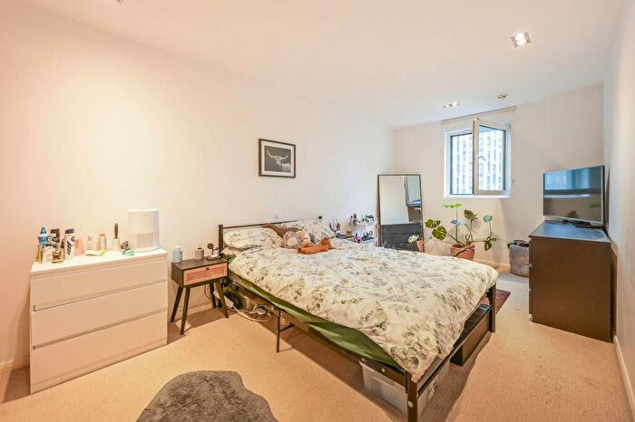 2 Bedroom Flat To Rent In Limeharbour, Canary Wharf, London, E14
