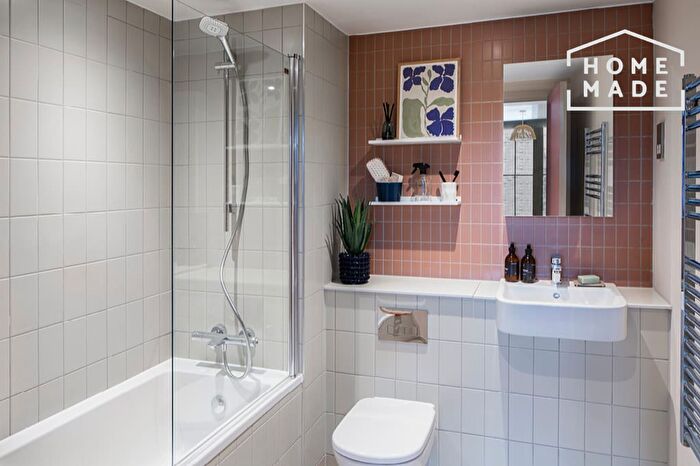 3 Bedroom Flat To Rent In The Goodsyard, B18
