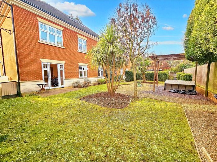 2 Bedroom Flat To Rent In Hook Heath Avenue, Woking, Surrey, GU22