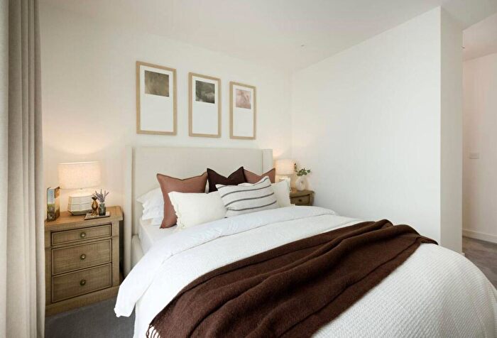 3 Bedroom Flat For Sale In Silkstream, Hendon, NW9