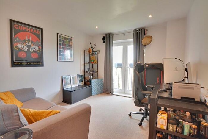 2 Bedroom Apartment For Sale In Woodflied Road, Northgate, RH10