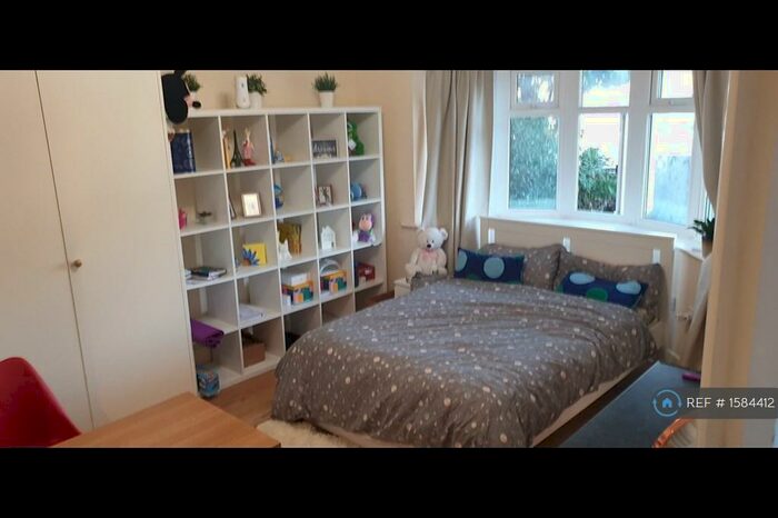 Studio To Rent In North Circular Road, London, NW10