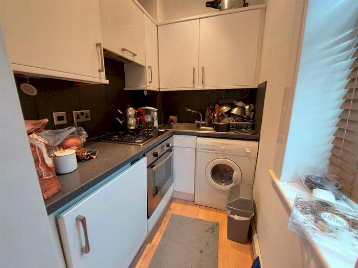 Studio To Rent In Ballards Lane, London, N3
