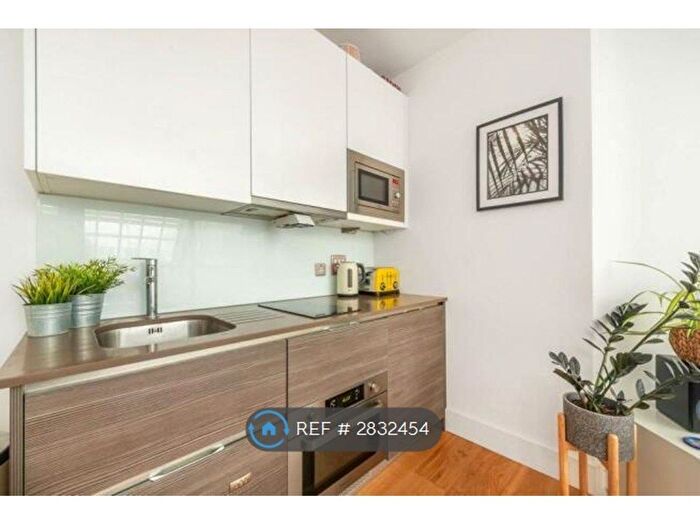 Studio To Rent In Trinity Square, Hounslow, TW3