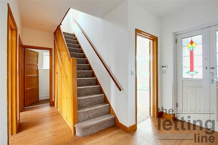 3 Bedroom Semi-Detached House To Rent In Bullsmoor Lane, Enfield EN3