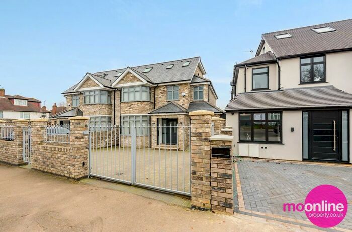 4 Bedroom Property To Rent In Oakmead Gardens, Edgware, HA8