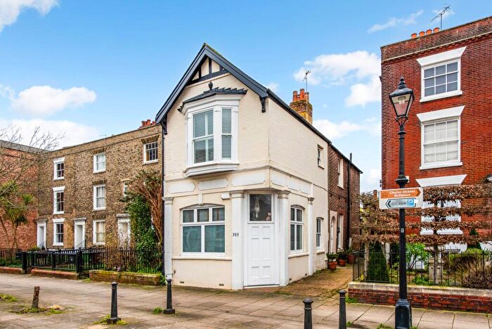 4 Bedroom End Of Terrace House For Sale In Old Commerical Road, Portsmouth, PO1