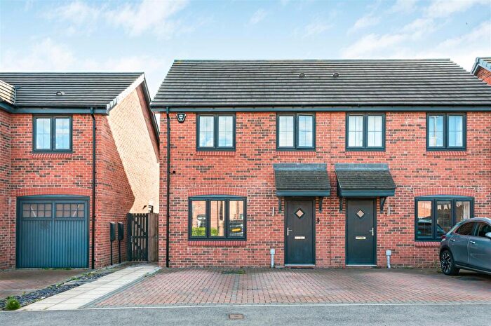 3 Bedroom Semi-Detached House For Sale In Houlder Drive, Howden, Goole, DN14
