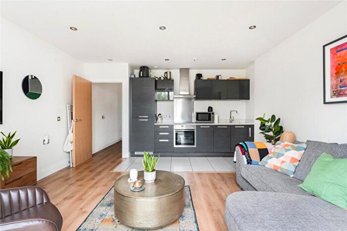 1 Bedroom Apartment For Sale In Hertford Road, De Beauvoir, London, N1