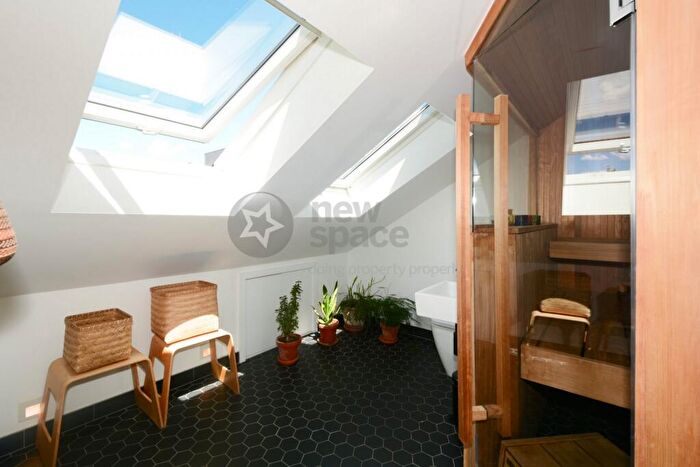 4 Bedroom House To Rent In Acer Road, Dalston, E8