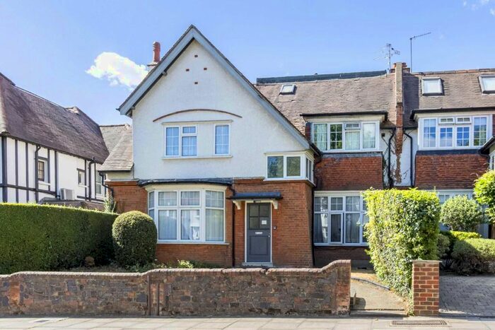 Studio To Rent In Arden Road, London, N3