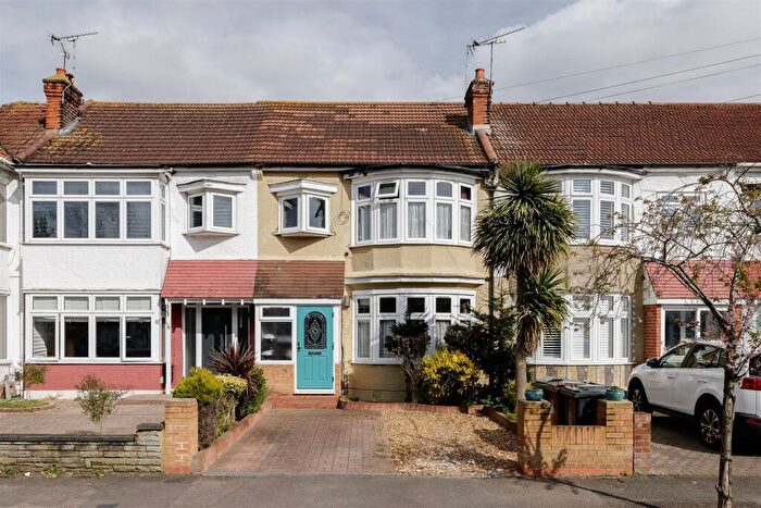 3 Bedroom House For Sale In Ainslie Wood Gardens, Chingford, E4