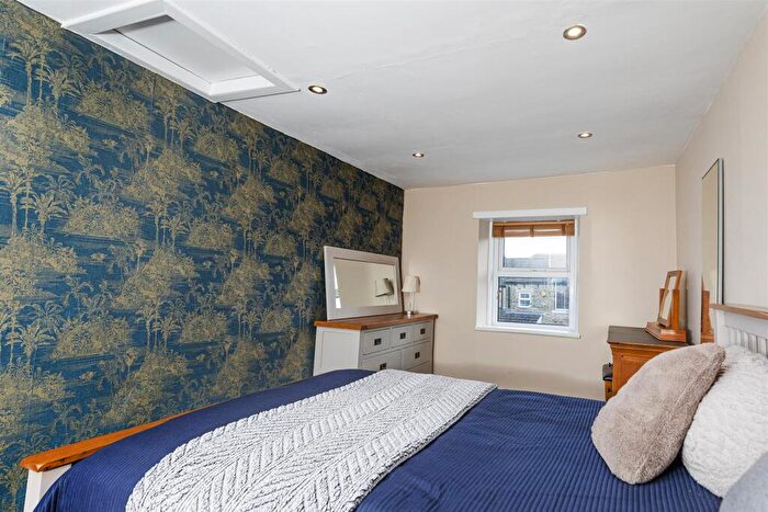2 Bedroom Cottage For Sale In Laund Road, Huddersfield, HD3