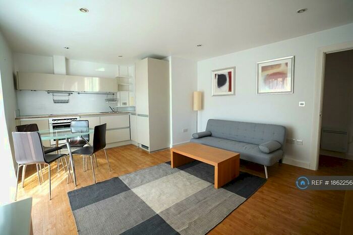 2 Bedroom Flat To Rent In Queensgate House, London, E3