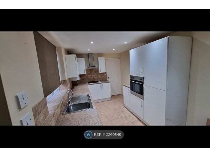 2 Bedroom Flat To Rent In Millbrook Road, Manchester, M23