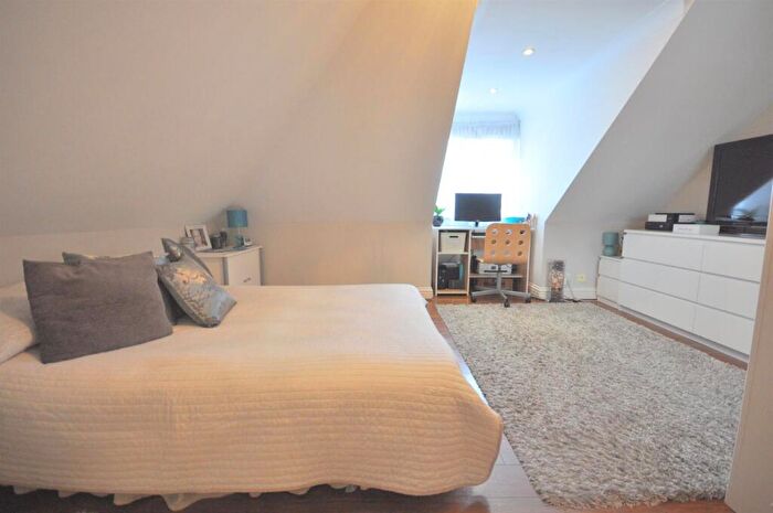 3 Bedroom Apartment To Rent In Babington Road, Hendon, NW4
