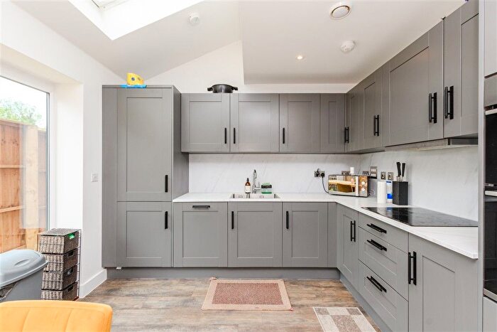 3 Bedroom Town House For Sale In Glenway Road, Rochester, Kent, ME1