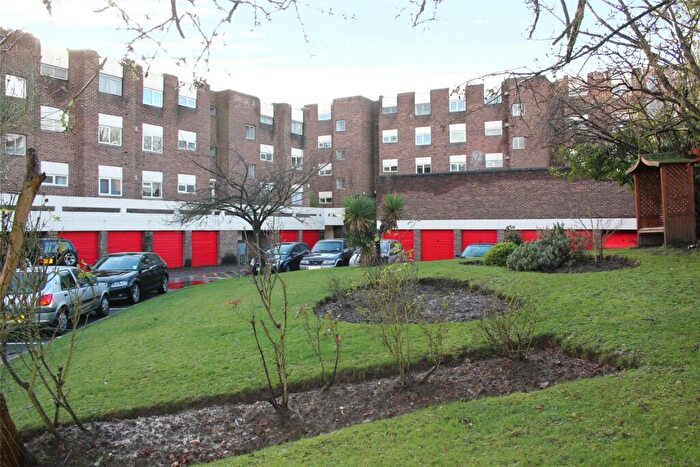 1 Bedroom Flat For Sale In Fairview Avenue, Woking, Surrey, GU22