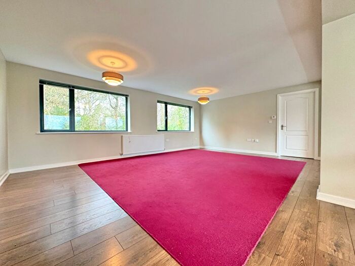 3 Bedroom Flat To Rent In Hollies Park Court, Weetwood Lane, Weetwood, Leeds, LS16