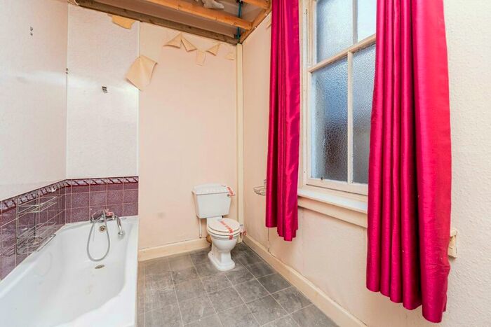 1 Bedroom Flat For Sale In Buchanan Street, Dunfermline, KY12