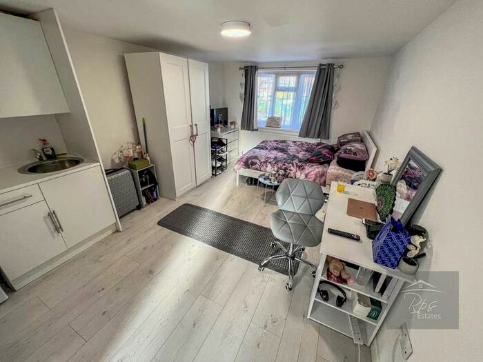 Flat To Rent In Black Rod Close, Hayes, UB3