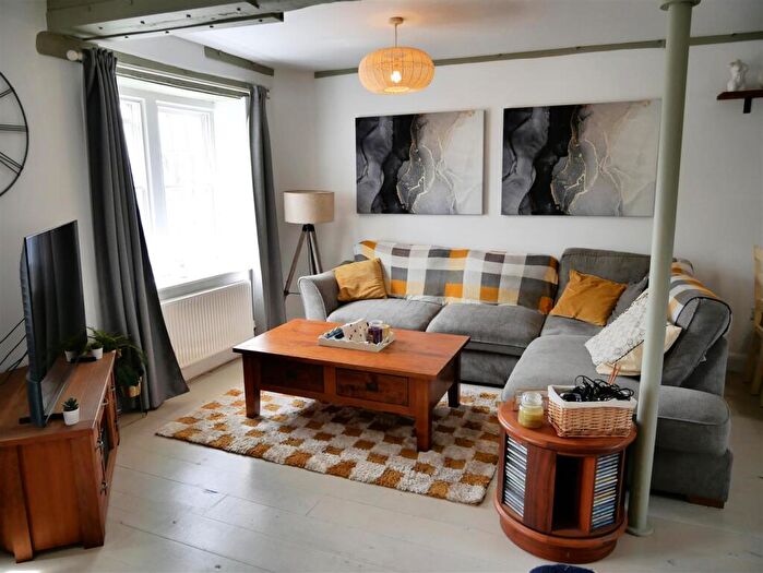 2 Bedroom Flat For Sale In Lake View, Calne, SN11