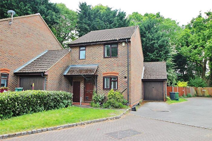 3 Bedroom Link Detached House For Sale In Cottesloe Close, Bisley, Woking, GU24