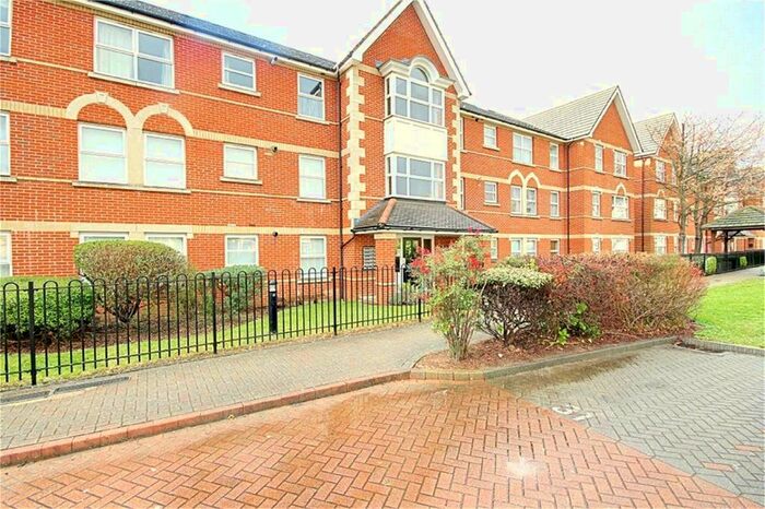 2 Bedroom Flat To Rent In Cobham Close, Enfield, Middlesex EN1