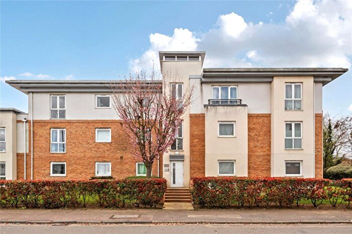 2 Bedroom Flat For Sale In Pool Close, West Molesey, KT8