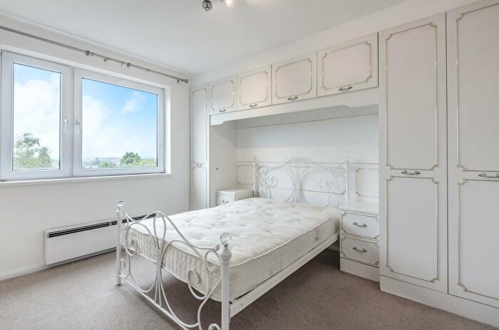 2 Bedroom Flat To Rent In Mountcombe Close, Surbiton, KT6