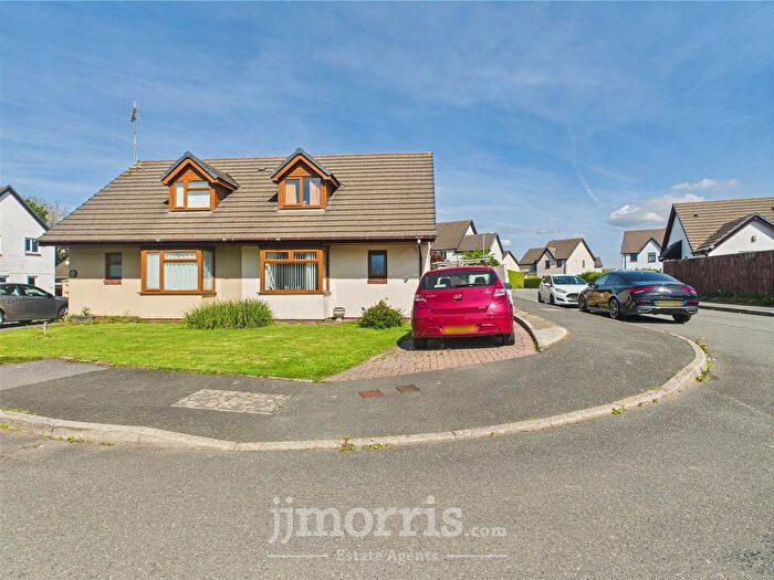 2 Bedroom Semi-Detached Bungalow For Sale In Honeyborough Grove, Neyland, Milford Haven, SA73